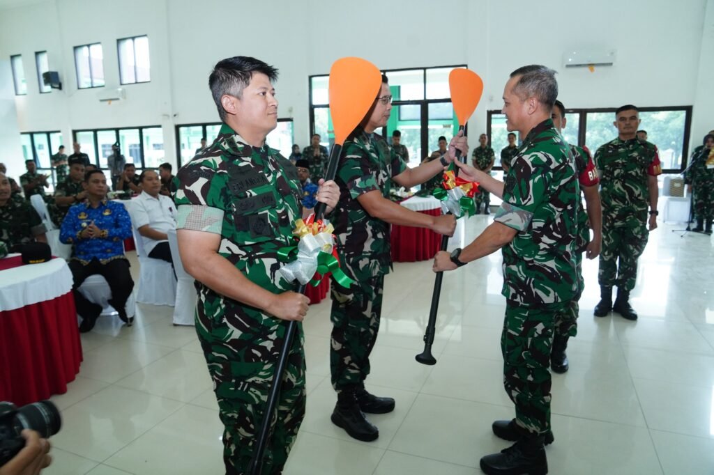 Penyerahan simbolis dilakukan oleh Asisten Logistik (Aslog) Panglima TNI Mayjen TNI Candra Wijaya