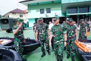 TNI Distribusikan 70 Boat Polyethylene, Tanggap Darurat Banjir di Bekasi