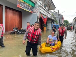Banjir Cengkareng: Polisi Evakuasi Warga dengan Perahu Karet