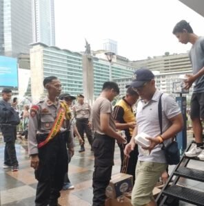 Ditsamapta Polda Metro Jaya Bagikan Makanan Gratis di CFD