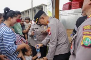 Wujud Peduli: Polres Jakarta Timur Bagikan 300 Nasi Box untuk Warga Kramat Jati