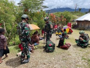 TNI Satgas Yonif 715/Motuliato Pos Tirineri Berikan Layanan Kesehatan Gratis di Papua
