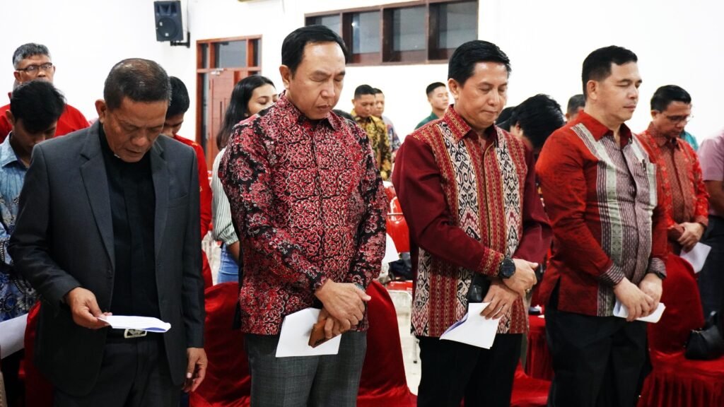 Pendeta I Nyoman Agus menyampaikan khotbah dalam Ibadah Natal K3M TNI AU, yang dihadiri oleh dr. Benny Tumbelaka, Marsma TNI Aldrin Mongan, serta Ketua Panitia Natal dan Kunci Taon 2024 K3M TNI AU, Kolonel Adm Yooudy Taloko Kaunang