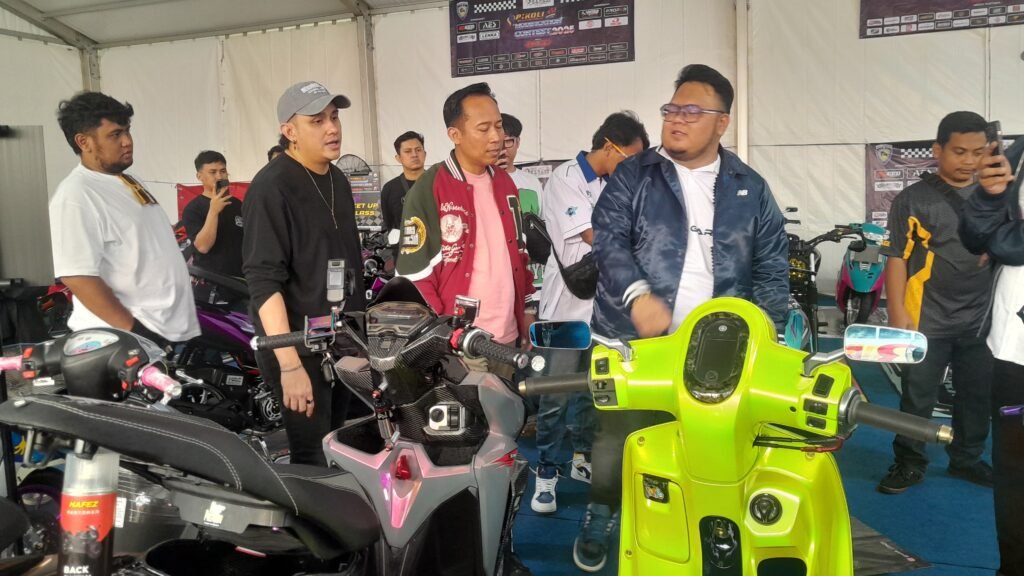 Denny Cagur bersama artis pecinta otomotif, Vicki Nitinegoro turut hadir di perhelatan Modifikasi Contest Motorcycle 2025