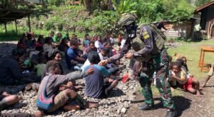 Hadir untuk Masyarakat, Satgas Yonif 112/DJ Beri Bantuan di Distrik Tinggi Nambut