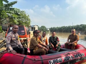 Banjir di Teluk Pucung: Bhabinkamtibmas dan BPBD Evakuasi Warga Terjebak