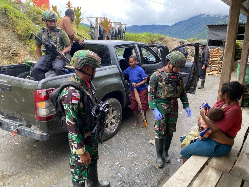 Tindakan Cepat Satgas Yonif 715/Mtl Evakuasi Anak Sakit dari Pelosok Papua