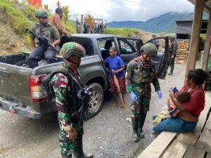 Tindakan Cepat Satgas Yonif 715/Mtl Evakuasi Anak Sakit dari Pelosok Papua