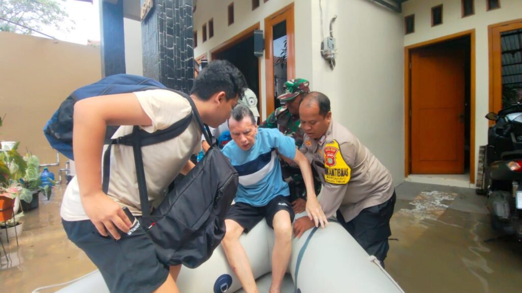 Polsek Rawa Lumbu Kerahkan Tim Gabungan untuk Bantu Warga Terdampak Banjir di Bekasi Timur