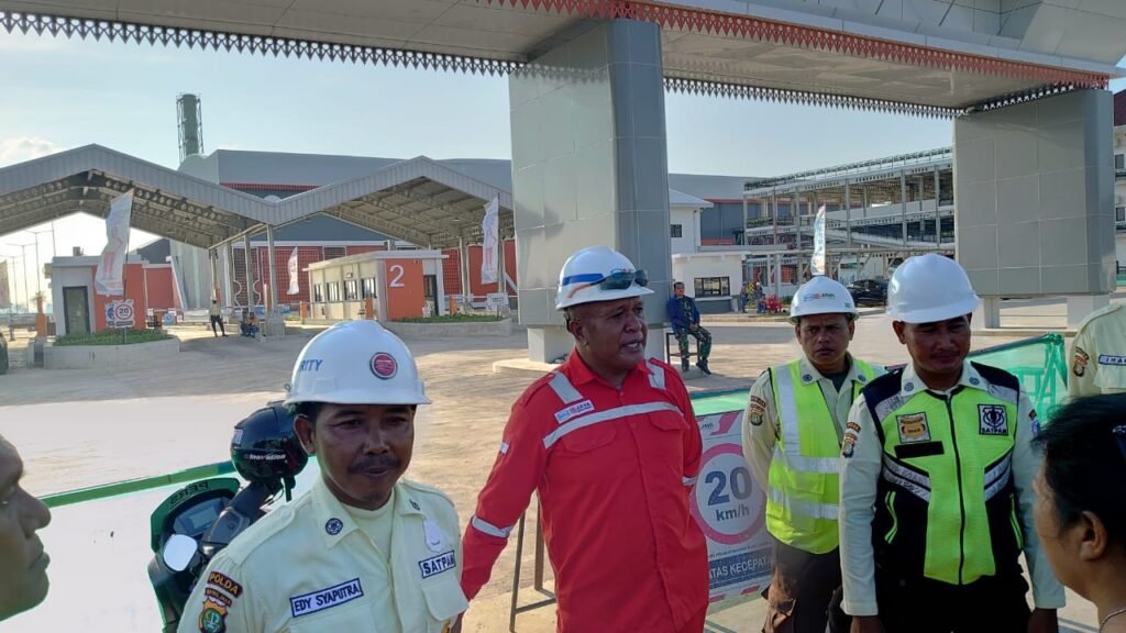 awak media dihadang oleh Koordinator Sekuriti dan HSE, Vincent Wada, bersama beberapa petugas keamanan