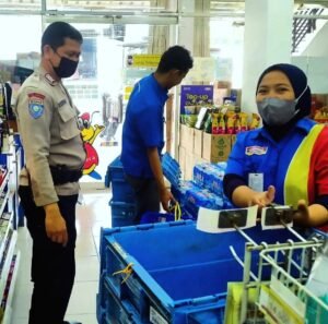 Bhabinkamtibmas Jakamulya Tingkatkan Keamanan Indomaret Jelang Lebaran
