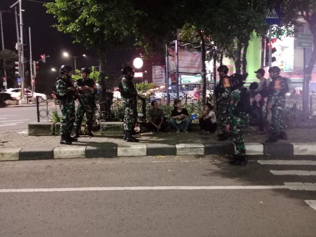 Koramil 05/Kramatjati dan Yonkav-7/PS Gelar Patroli Malam Antisipasi Kejahatan