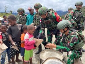 Peduli Masyarakat Tirineri, Satgas Yonif 715/Mtl Hadir dengan Program Sosial