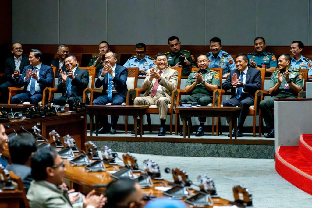 Panglima TNI Jenderal TNI Agus Subiyanto bersama Menteri Pertahanan RI Sjafrie Sjamsoeddin didampingi Kasal, Kasau, dan Wakasad menghadiri Rapat Paripurna DPR RI ke-15