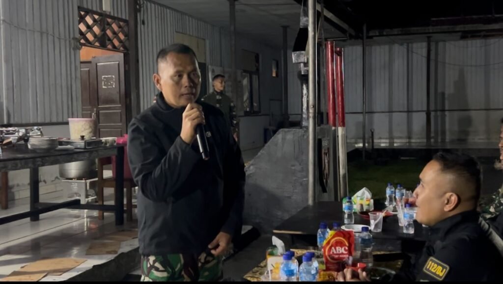 Dansatgas Yonif 715/Mtl, Mayor Inf Prawito berbuka puasa bersama di Kotis Satgas Yonif 715/Mtl Pos Pruleme