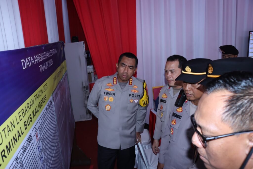 Kapolres Metro Jakarta Barat Cek Pos Pengamanan Mudik 2025 di Terminal Kalideres