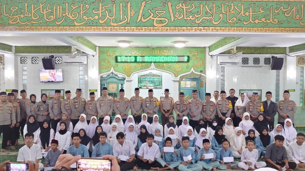 santunan anak yatim dan doa bersama di Masjid Jami Nuur Abu Wizar, Polres Metro Jakarta Selatan