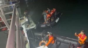 Bakamla RI Selamatkan 12 ABK KMP Mutiara Ferindo 2 di Perairan Banten
