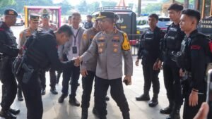 Kapolres Metro Jakarta Timur Tinjau Pengamanan TMII saat Libur Lebaran