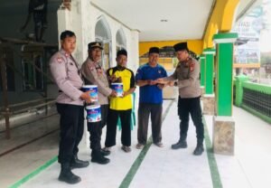 Kapolsek Baru Pebayuran Sambangi Masjid Amanul Mubarak Beri Bantuan