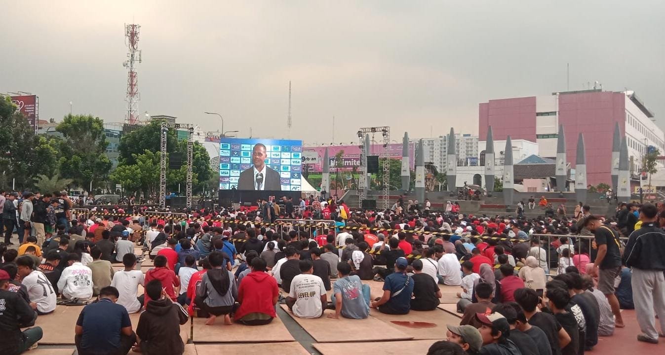 Warga Bekasi Padati Plaza Patriot Candrabhaga untuk Nobar Timnas Indonesia vs Jepang