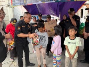 Pokdarkamtibmas Bhayangkara Metro Jaya Salurkan Bantuan untuk Korban Kebakaran Kapuk Muara