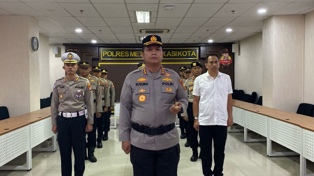 Kapolres Metro Bekasi Kota Ikuti Upacara Pemuliaan Nilai-Nilai Tribrata Hari Bhayangkara ke-79 Secara Virtual