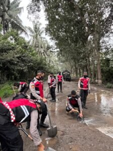 Polri Hadir untuk Masyarakat: Polda NTT Bersihkan Abu Vulkanik Gunung Lewotobi Laki