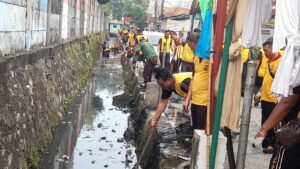 Wujud Nyata Peduli Warga, Polres Bekasi Kota Bersihkan Lingkungan dan Beri Layanan Kesehatan