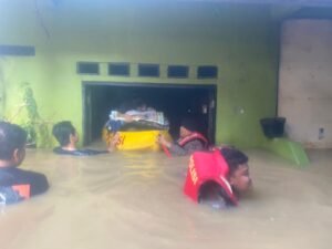 Banjir 180 cm di Kampung Melayu, Polda Metro Jaya Terjunkan Tim Patroli dan SAR