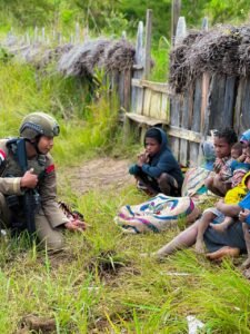 Satgas Damai Cartenz 2025 Bagikan Sembako dan Lakukan Patroli di Puncak Papua Tengah