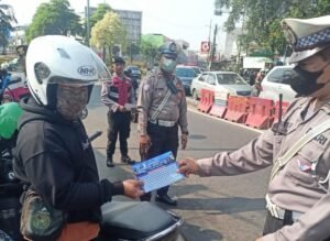 Operasi Patuh Jaya 2025 di Stasiun Bekasi, Polres Bekasi Kota Bagikan Stiker dan Imbau Tertib Lalu Lintas