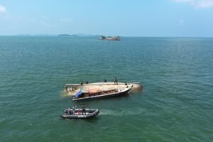 13 Awak Selamat! Bakamla RI Selamatkan Kapal Terbalik di Pulau Cucu Petong