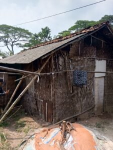 Kalau Hujan, Kami Takut Tidur” – Kisah Janda Tua di Tangerang yang Tinggal di Rumah Reyot