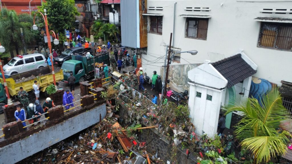TNI Bergerak Cepat Evakuasi Korban Banjir di Denpasar