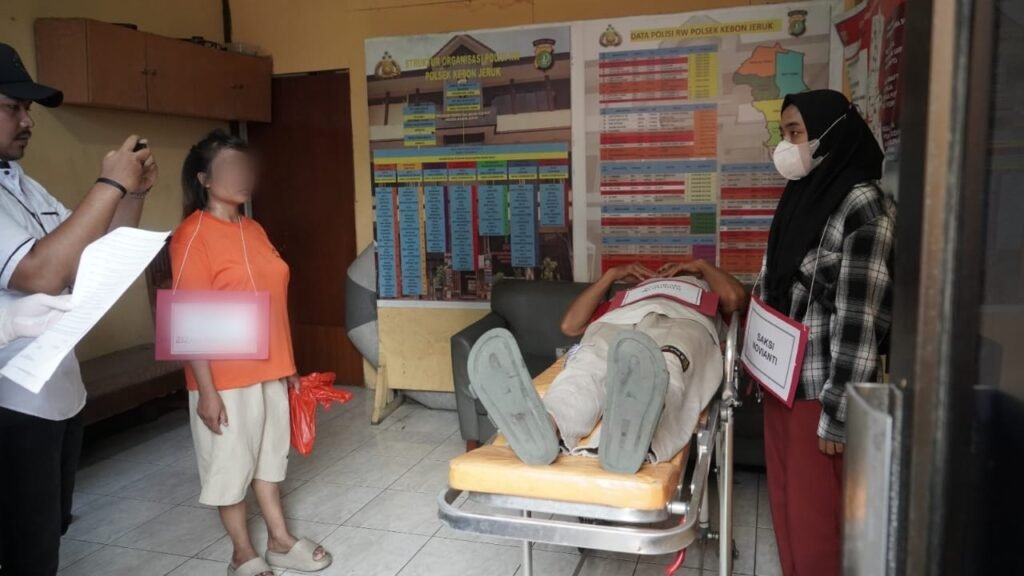 Cemburu Buta Berujung Tragis, Unit Reskrim Polsek Kebon Jeruk Rekonstruksi Kasus Istri Potong Alat Vital Suami hingga Tewas