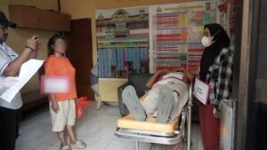 Cemburu Buta Berujung Tragis, Unit Reskrim Polsek Kebon Jeruk Rekonstruksi Kasus Istri Potong Alat Vital Suami hingga Tewas