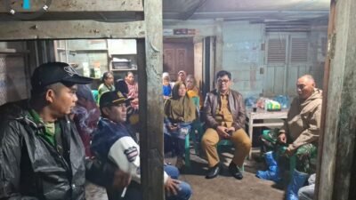 Kepala Desa Sukamaju, Setia Najirun Gultom bersama warga di pos pengungsian