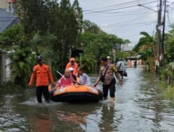 Polsek Medan Satria Evakuasi Warga Sakit di Tengah Banjir