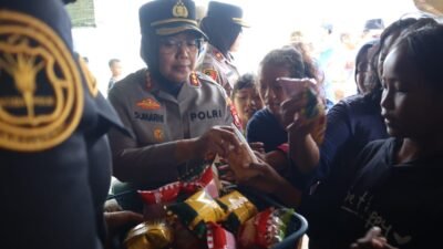 Kapolres Metro Bekasi Kombes Pol Sumarni memastikan pengamanan dan pelayanan warga pengungsi berjalan optimal.