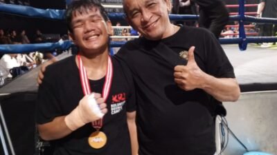 Petinju Rikki Nainggolan usai pertandingan partai sabuk emas Kapolda Metro Jaya bersama David Nainggolan jurnalis matamediaonline.com.