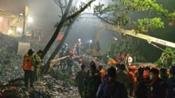 TPST Bantargebang Longsor! Prajurit Yonarmed 7/BG Turun Tangan Selamatkan Truk yang Tertimbun