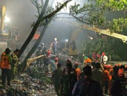 TPST Bantargebang Longsor! Prajurit Yonarmed 7/BG Turun Tangan Selamatkan Truk yang Tertimbun