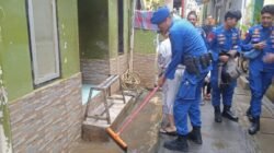 Ditpolairud PMJ Bersih-bersih Pascabanjir di Kampung Melayu, Bantu Warga Pulihkan Lingkungan