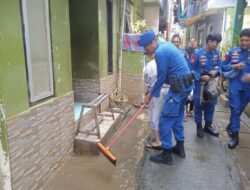 Ditpolairud PMJ Bersih-bersih Pascabanjir di Kampung Melayu, Bantu Warga Pulihkan Lingkungan