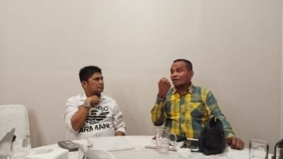 Letkol Inf. (Purn) G. Borlak dan Nikolas Johan Kilikily berdiskusi dalam persiapan event tinju profesional Pattimura Fight 2026