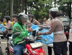 Polda Metro Jaya Gelar Jumat Peduli, Bagikan Sembako kepada Masyarakat