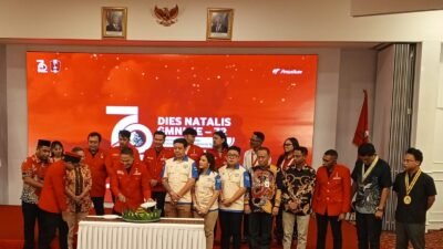 Prosesi pemotongan tumpeng mewarnai perayaan Dies Natalis ke-72 Gerakan Mahasiswa Nasional Indonesia di Jakarta