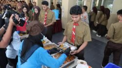SPPG Polri Pejaten Uji Coba MBG Sistem Prasmanan di SMA Kemala Bhayangkari 1