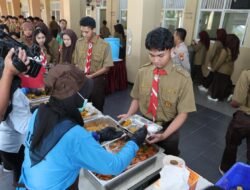 SPPG Polri Pejaten Uji Coba MBG Sistem Prasmanan di SMA Kemala Bhayangkari 1